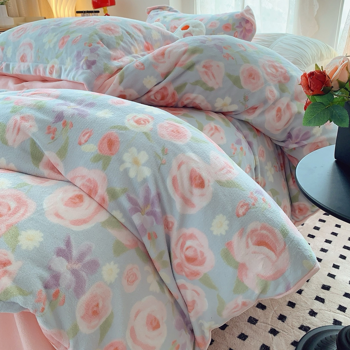 91家纺网 家纺一手货源 找家纺 奈萝家纺 2025新款加厚小清新印花牛奶绒三件套四件套 花漾情缘