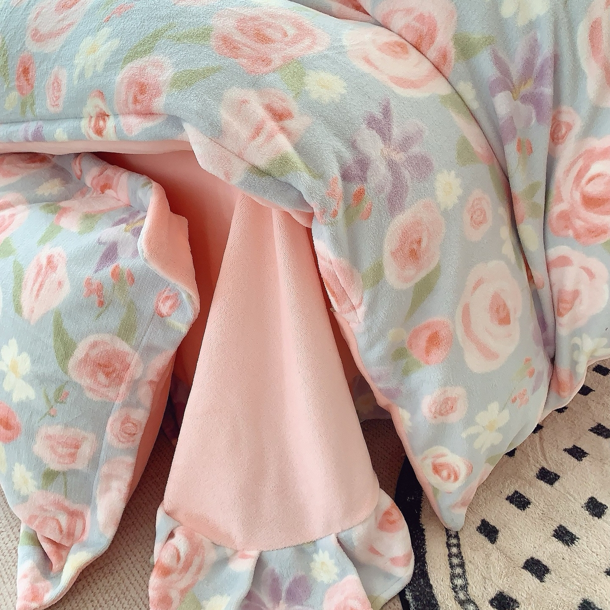 91家纺网 家纺一手货源 找家纺 奈萝家纺 2025新款加厚小清新印花牛奶绒三件套四件套 花漾情缘