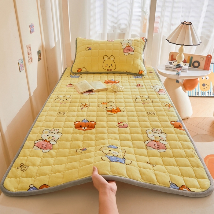 91家纺网 家纺一手货源 找家纺 雅萱家纺 2025新款牛奶绒学生床垫三件套 牛奶绒床垫三件套-可爱小熊