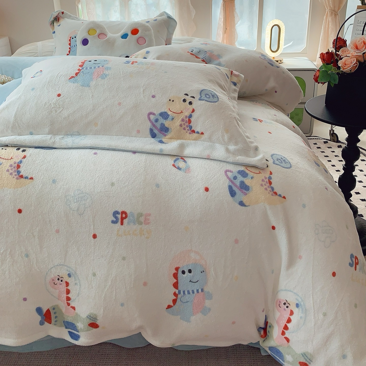 91家纺网 家纺一手货源 找家纺 奈萝家纺 2025新款加厚小清新印花牛奶绒三件套四件套 恐龙星球