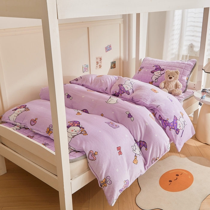 91家纺网 家纺一手货源 找家纺 雅萱家纺 2025新款牛奶绒学生床垫三件套 牛奶绒床垫三件套-魔法小兔