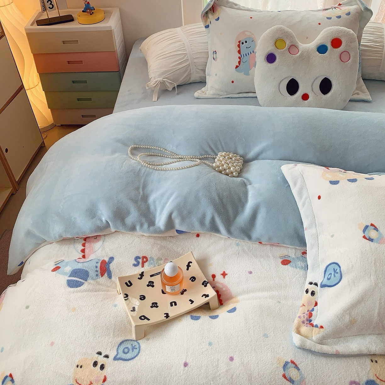 91家纺网 家纺一手货源 找家纺 奈萝家纺 2025新款加厚小清新印花牛奶绒三件套四件套 恐龙星球