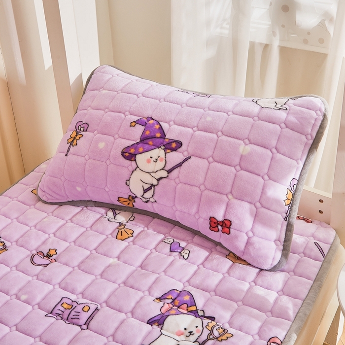 91家纺网 家纺一手货源 找家纺 雅萱家纺 2025新款牛奶绒学生床垫三件套 牛奶绒床垫三件套-魔法小兔