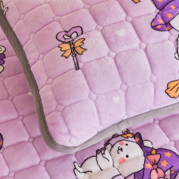 91家纺网 家纺一手货源 找家纺 雅萱家纺 2025新款牛奶绒学生床垫三件套 牛奶绒床垫三件套-魔法小兔