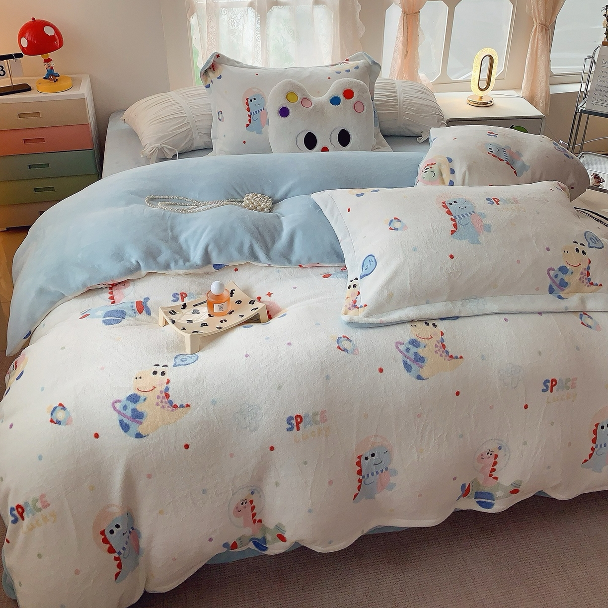 91家纺网 家纺一手货源 找家纺 奈萝家纺 2025新款加厚小清新印花牛奶绒三件套四件套 恐龙星球