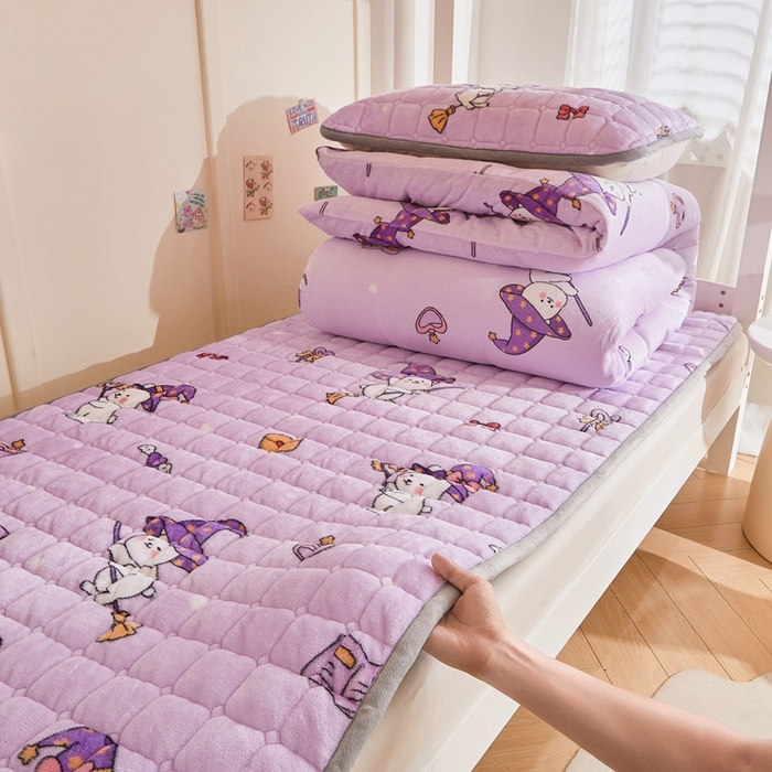 91家纺网 家纺一手货源 找家纺 雅萱家纺 2025新款牛奶绒学生床垫三件套 牛奶绒床垫三件套-魔法小兔