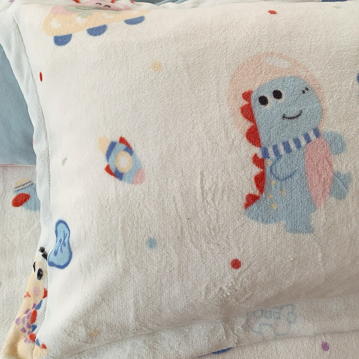 91家纺网 家纺一手货源 找家纺 奈萝家纺 2025新款加厚小清新印花牛奶绒三件套四件套 恐龙星球