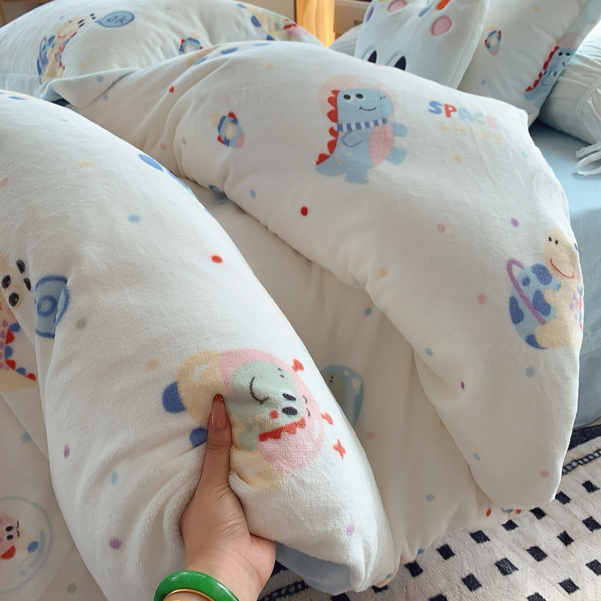 91家纺网 家纺一手货源 找家纺 奈萝家纺 2025新款加厚小清新印花牛奶绒三件套四件套 恐龙星球