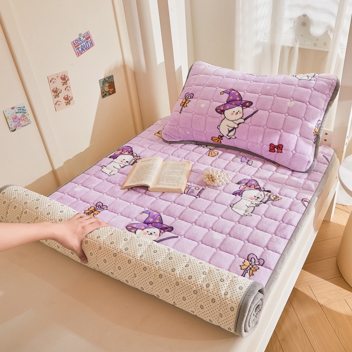 91家纺网 家纺一手货源 找家纺 雅萱家纺 2025新款牛奶绒学生床垫三件套 牛奶绒床垫三件套-魔法小兔