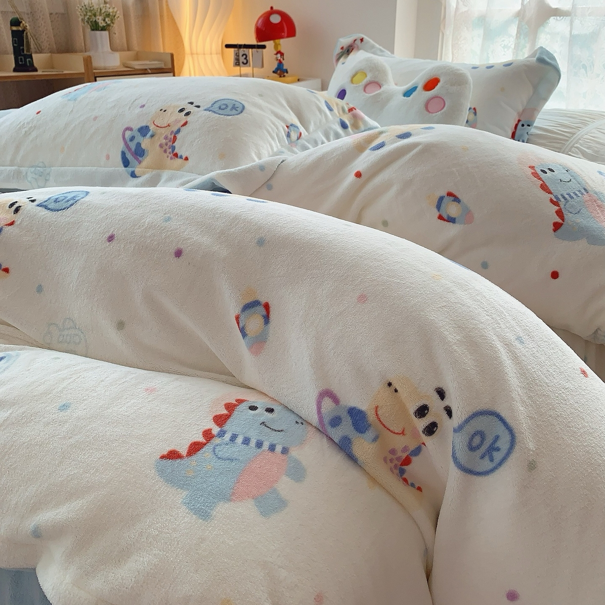 91家纺网 家纺一手货源 找家纺 奈萝家纺 2025新款加厚小清新印花牛奶绒三件套四件套 恐龙星球