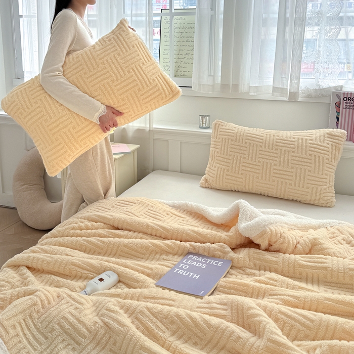 91家纺网 家纺一手货源 找家纺 蓝冰家纺 2025新款塔芙绒提花毛毯 米黄色