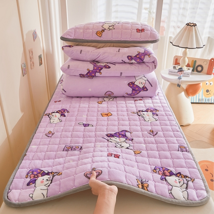 91家纺网 家纺一手货源 找家纺 雅萱家纺 2025新款牛奶绒学生床垫三件套 牛奶绒床垫三件套-魔法小兔