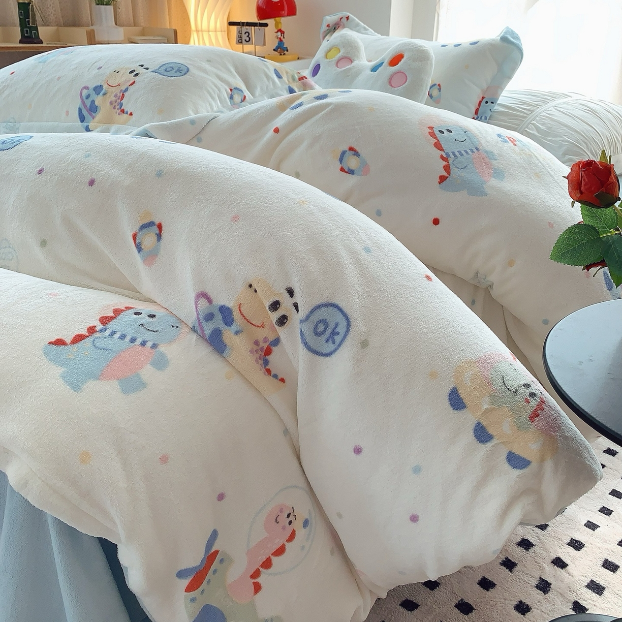 91家纺网 家纺一手货源 找家纺 奈萝家纺 2025新款加厚小清新印花牛奶绒三件套四件套 恐龙星球