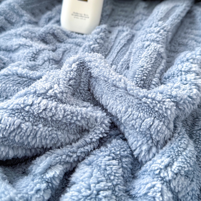 91家纺网 家纺一手货源 找家纺 蓝冰家纺 2025新款塔芙绒提花毛毯 蓝灰色