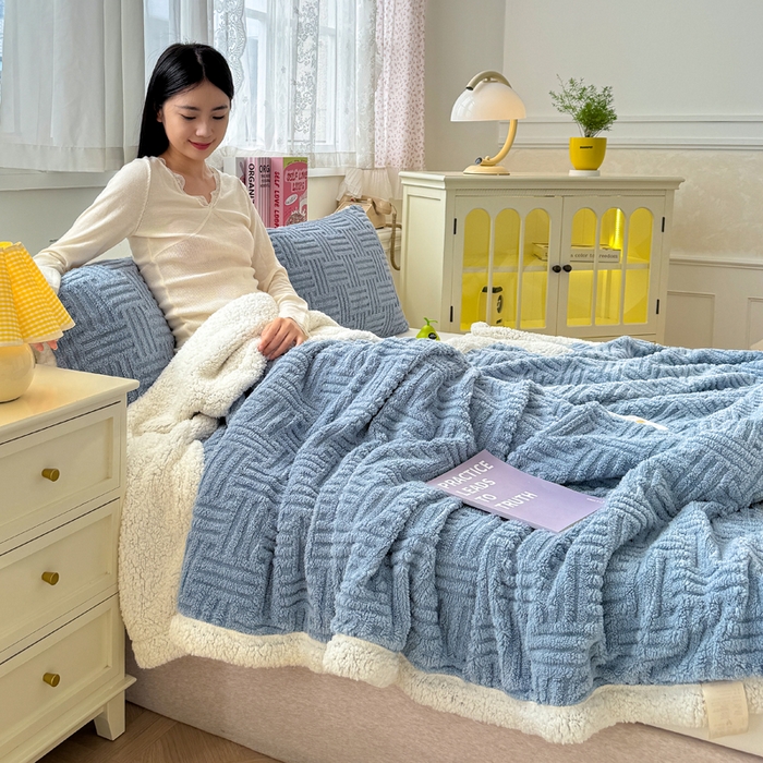 91家纺网 家纺一手货源 找家纺 蓝冰家纺 2025新款塔芙绒提花毛毯 蓝灰色