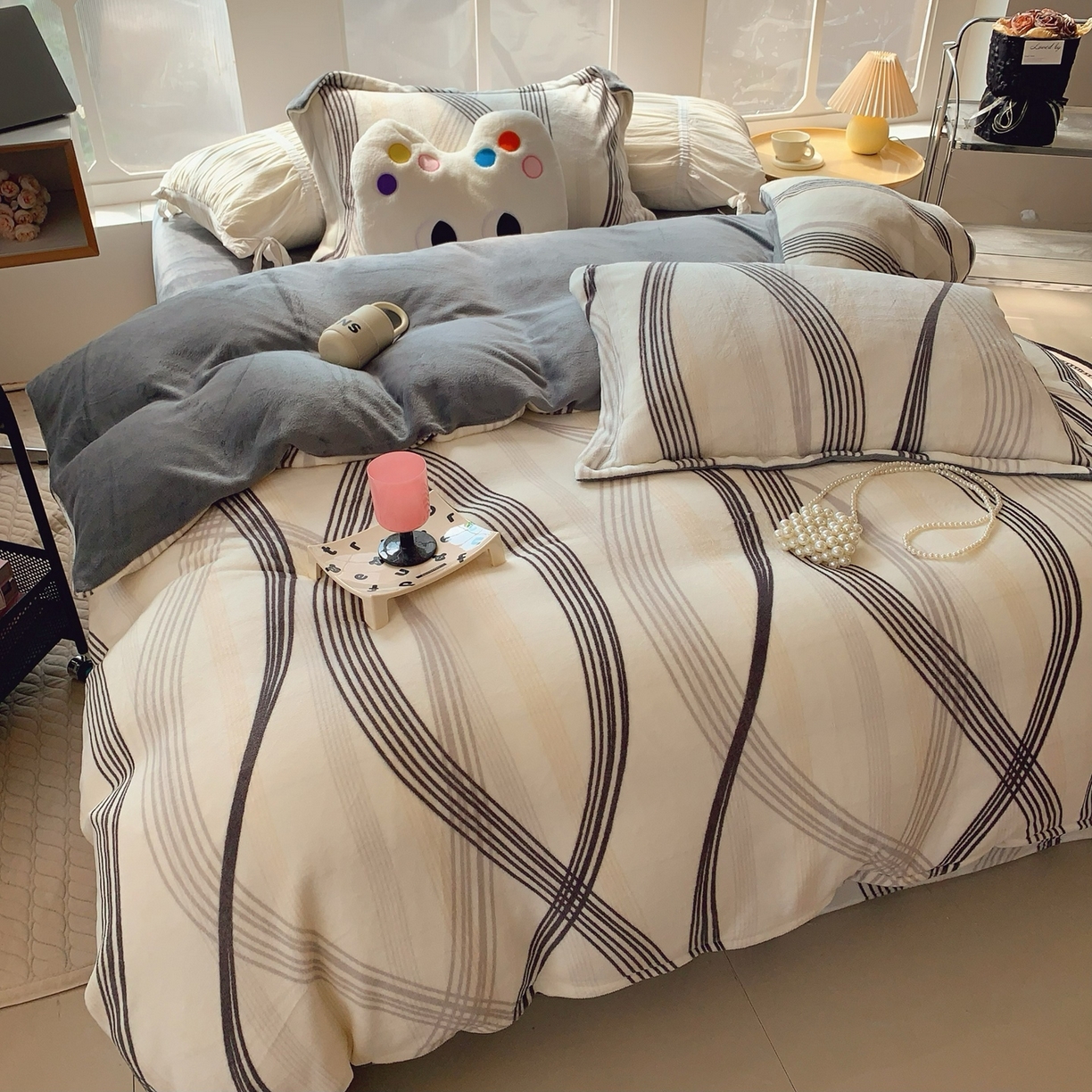 91家纺网 家纺一手货源 找家纺 奈萝家纺 2025新款加厚小清新印花牛奶绒三件套四件套 莱茵河灰