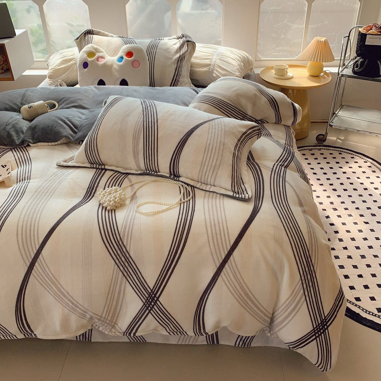 91家纺网 家纺一手货源 找家纺 奈萝家纺 2025新款加厚小清新印花牛奶绒三件套四件套 莱茵河灰