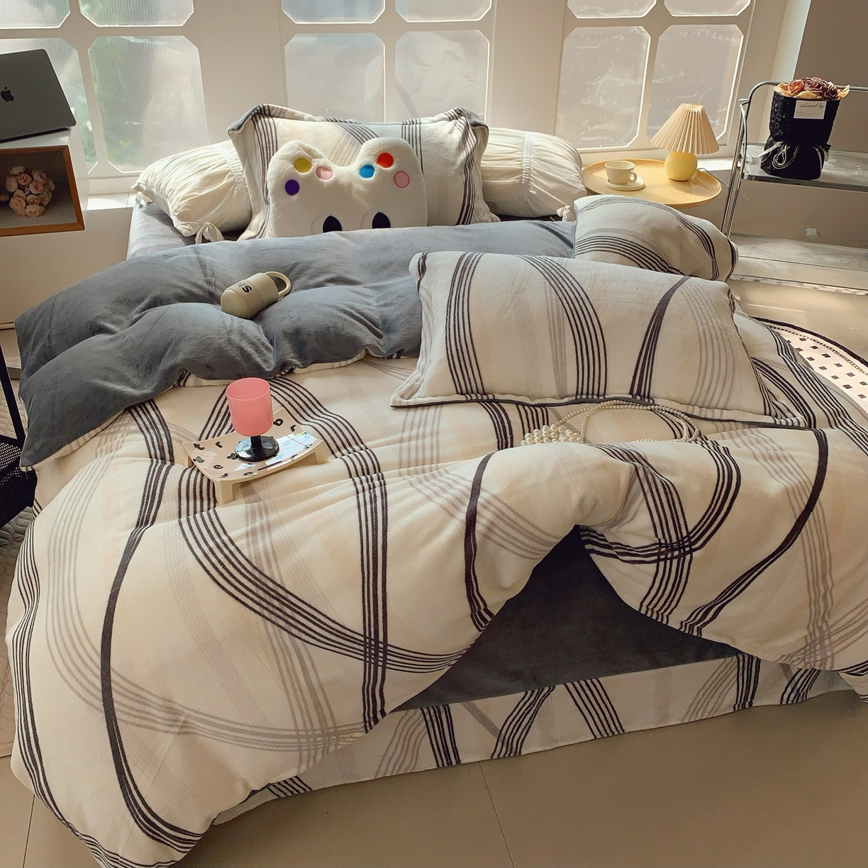 91家纺网 家纺一手货源 找家纺 奈萝家纺 2025新款加厚小清新印花牛奶绒三件套四件套 莱茵河灰