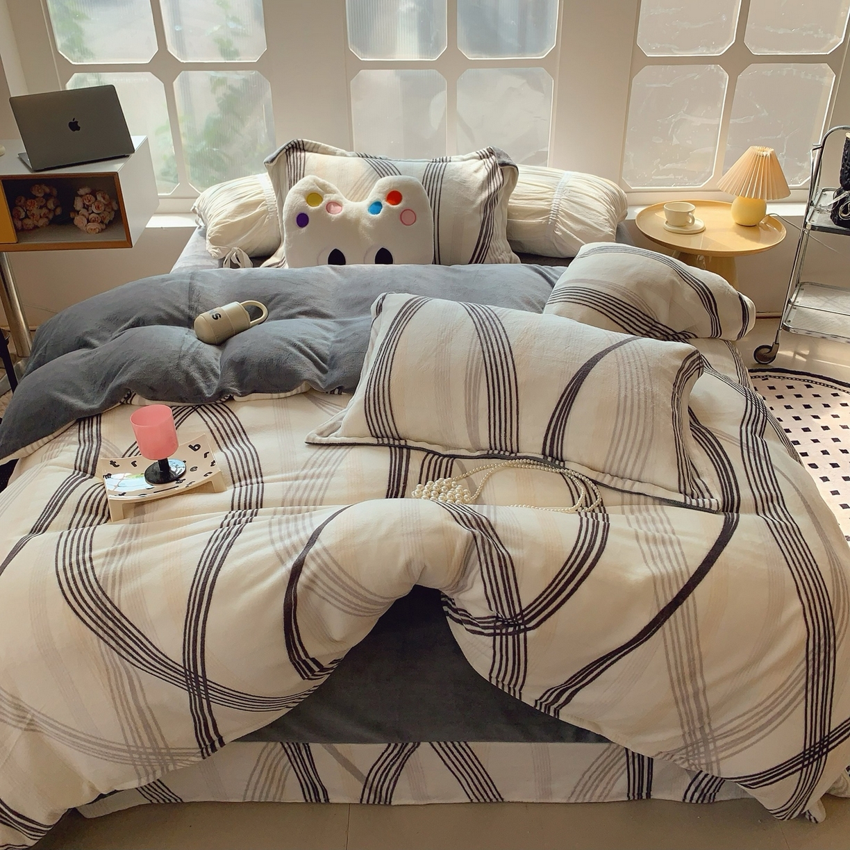 91家纺网 家纺一手货源 找家纺 奈萝家纺 2025新款加厚小清新印花牛奶绒三件套四件套 莱茵河灰