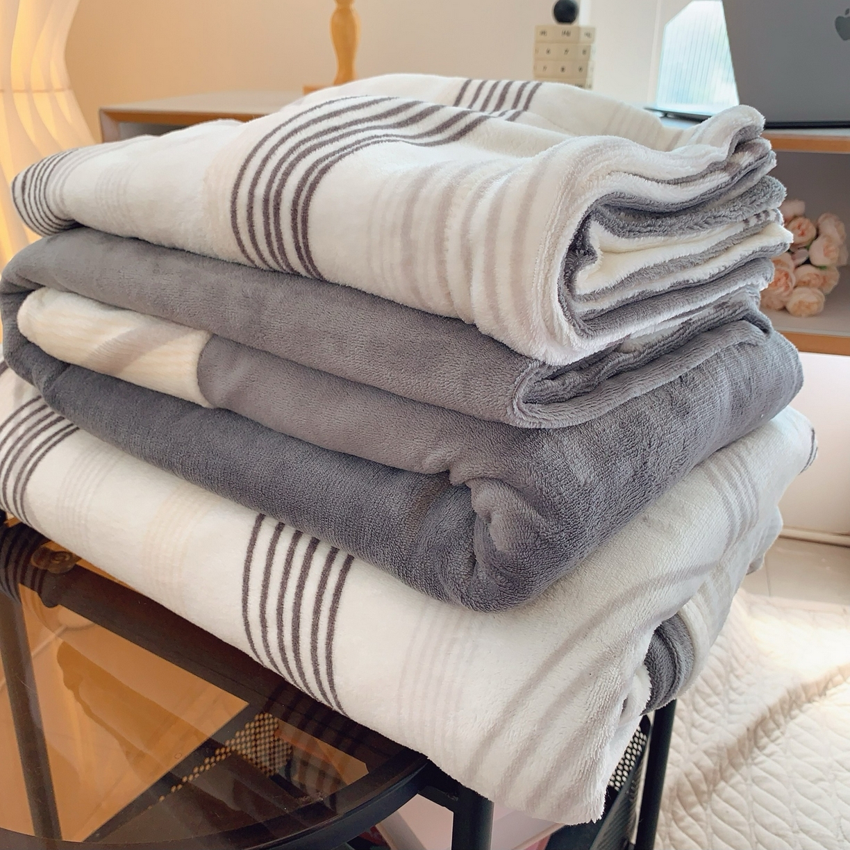 91家纺网 家纺一手货源 找家纺 奈萝家纺 2025新款加厚小清新印花牛奶绒三件套四件套 莱茵河灰