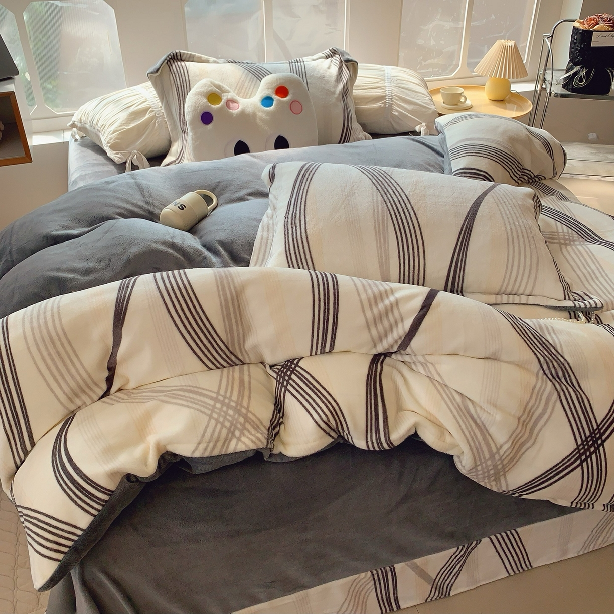 91家纺网 家纺一手货源 找家纺 奈萝家纺 2025新款加厚小清新印花牛奶绒三件套四件套 莱茵河灰