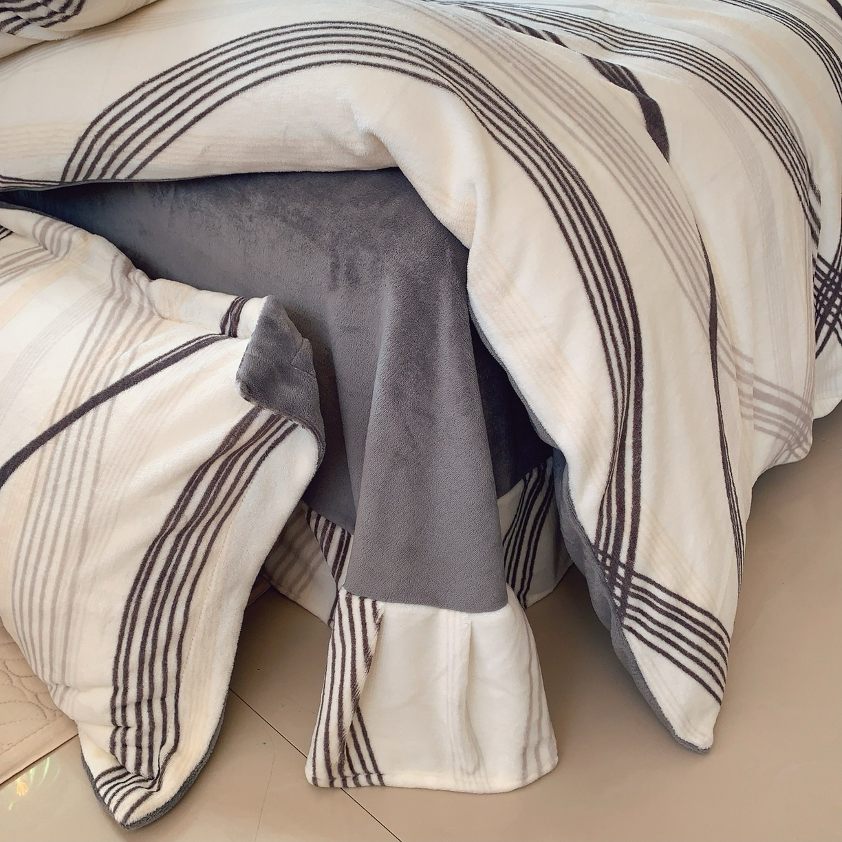 91家纺网 家纺一手货源 找家纺 奈萝家纺 2025新款加厚小清新印花牛奶绒三件套四件套 莱茵河灰