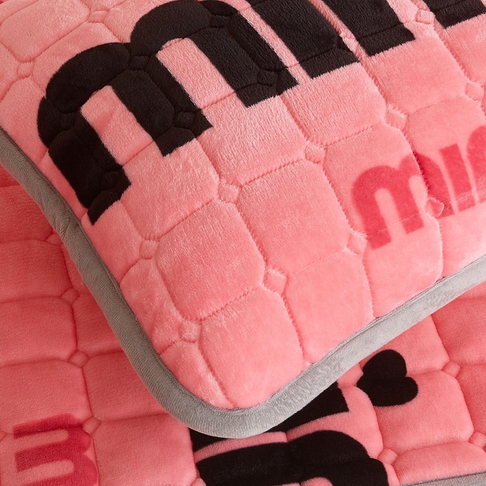 91家纺网 家纺一手货源 找家纺 雅萱家纺 2025新款牛奶绒学生床垫三件套 牛奶绒床垫三件套-平然心动