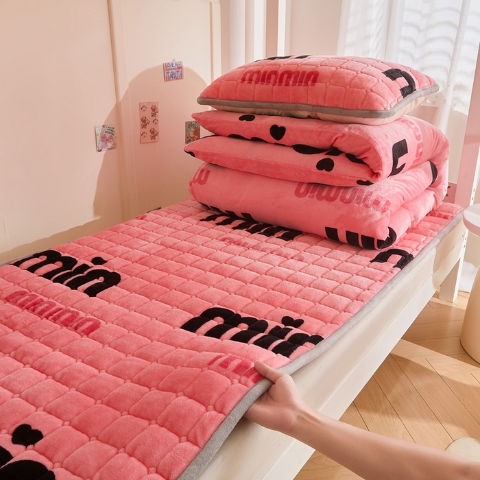 91家纺网 家纺一手货源 找家纺 雅萱家纺 2025新款牛奶绒学生床垫三件套 牛奶绒床垫三件套-平然心动