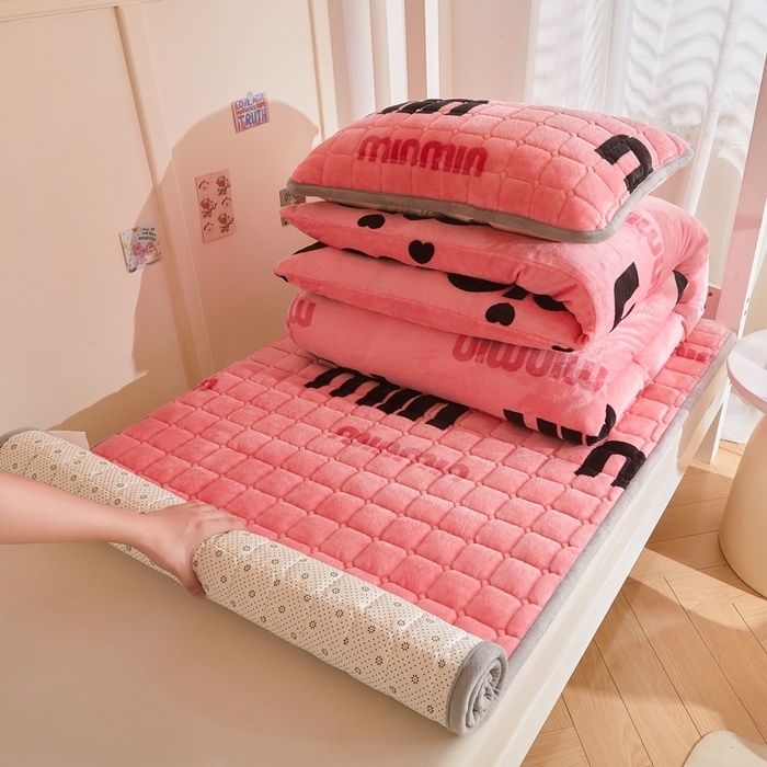 91家纺网 家纺一手货源 找家纺 雅萱家纺 2025新款牛奶绒学生床垫三件套 牛奶绒床垫三件套-平然心动