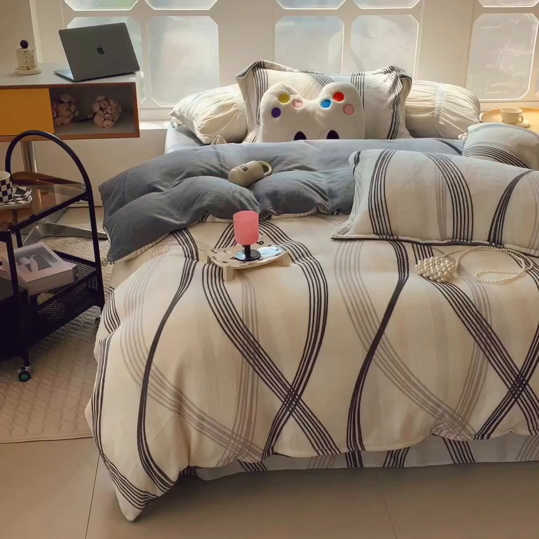 91家纺网 家纺一手货源 找家纺 奈萝家纺 2025新款加厚小清新印花牛奶绒三件套四件套 莱茵河灰