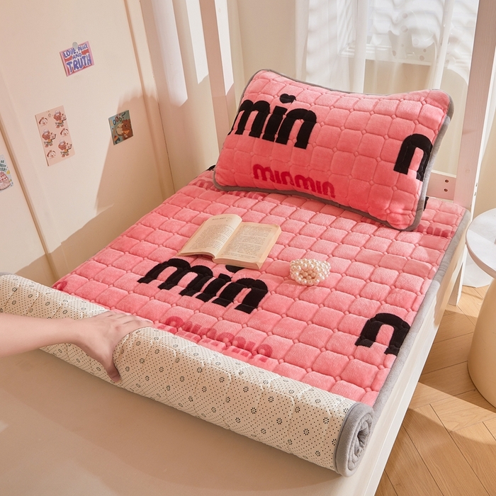 91家纺网 家纺一手货源 找家纺 雅萱家纺 2025新款牛奶绒学生床垫三件套 牛奶绒床垫三件套-平然心动