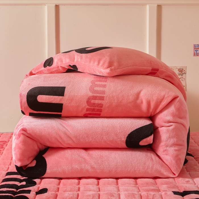 91家纺网 家纺一手货源 找家纺 雅萱家纺 2025新款牛奶绒学生床垫三件套 牛奶绒床垫三件套-平然心动