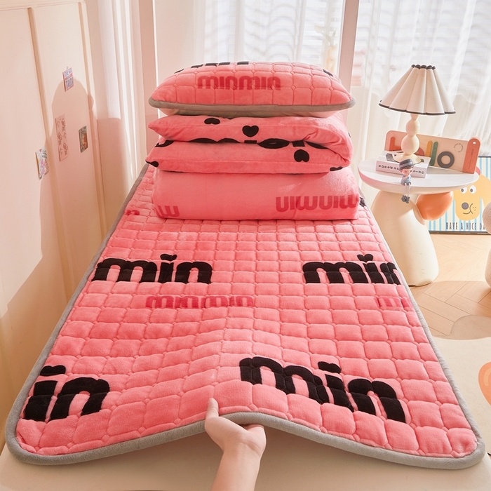 91家纺网 家纺一手货源 找家纺 雅萱家纺 2025新款牛奶绒学生床垫三件套 牛奶绒床垫三件套-平然心动