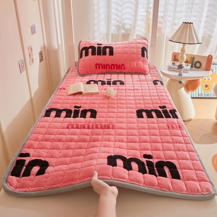 91家纺网 家纺一手货源 找家纺 雅萱家纺 2025新款牛奶绒学生床垫三件套 牛奶绒床垫三件套-平然心动