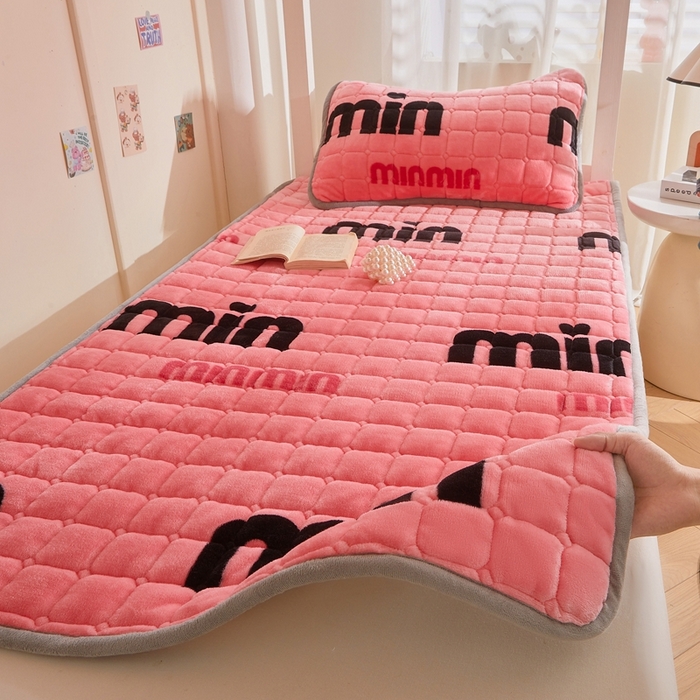 91家纺网 家纺一手货源 找家纺 雅萱家纺 2025新款牛奶绒学生床垫三件套 牛奶绒床垫三件套-平然心动