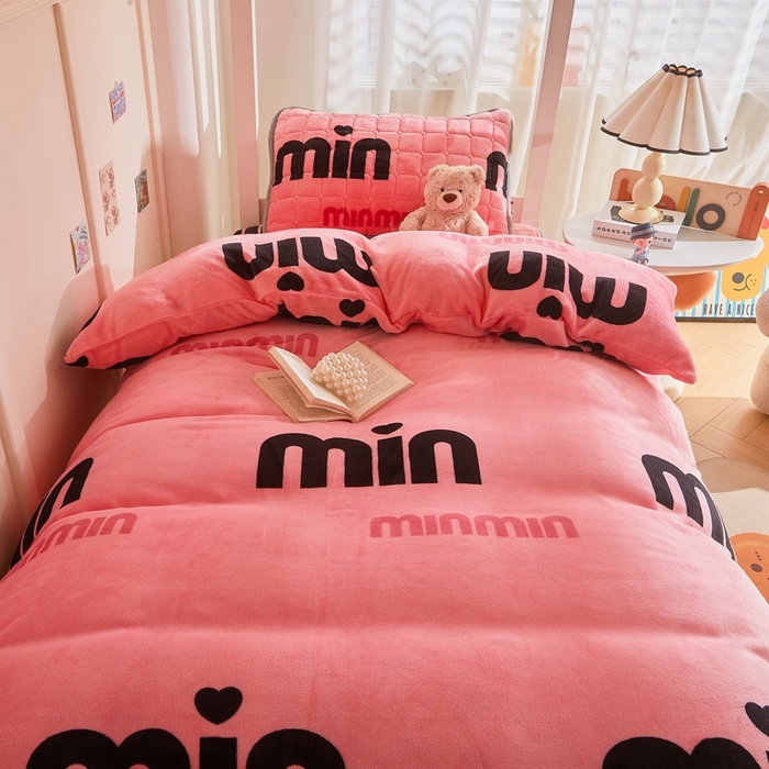 91家纺网 家纺一手货源 找家纺 雅萱家纺 2025新款牛奶绒学生床垫三件套 牛奶绒床垫三件套-平然心动