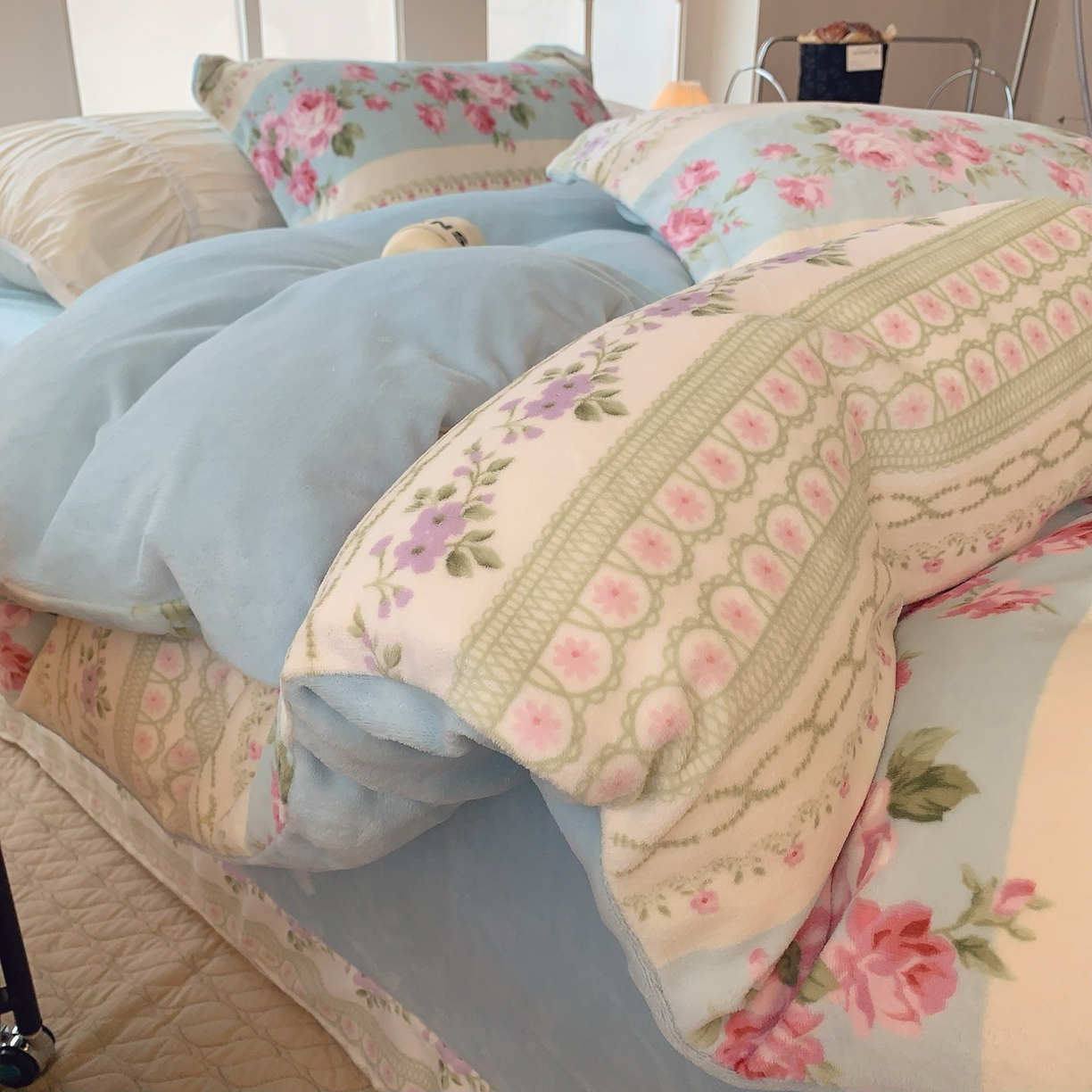 91家纺网 家纺一手货源 找家纺 奈萝家纺 2025新款加厚小清新印花牛奶绒三件套四件套 蓝色梦境