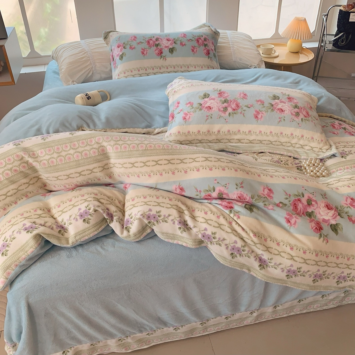 91家纺网 家纺一手货源 找家纺 奈萝家纺 2025新款加厚小清新印花牛奶绒三件套四件套 蓝色梦境