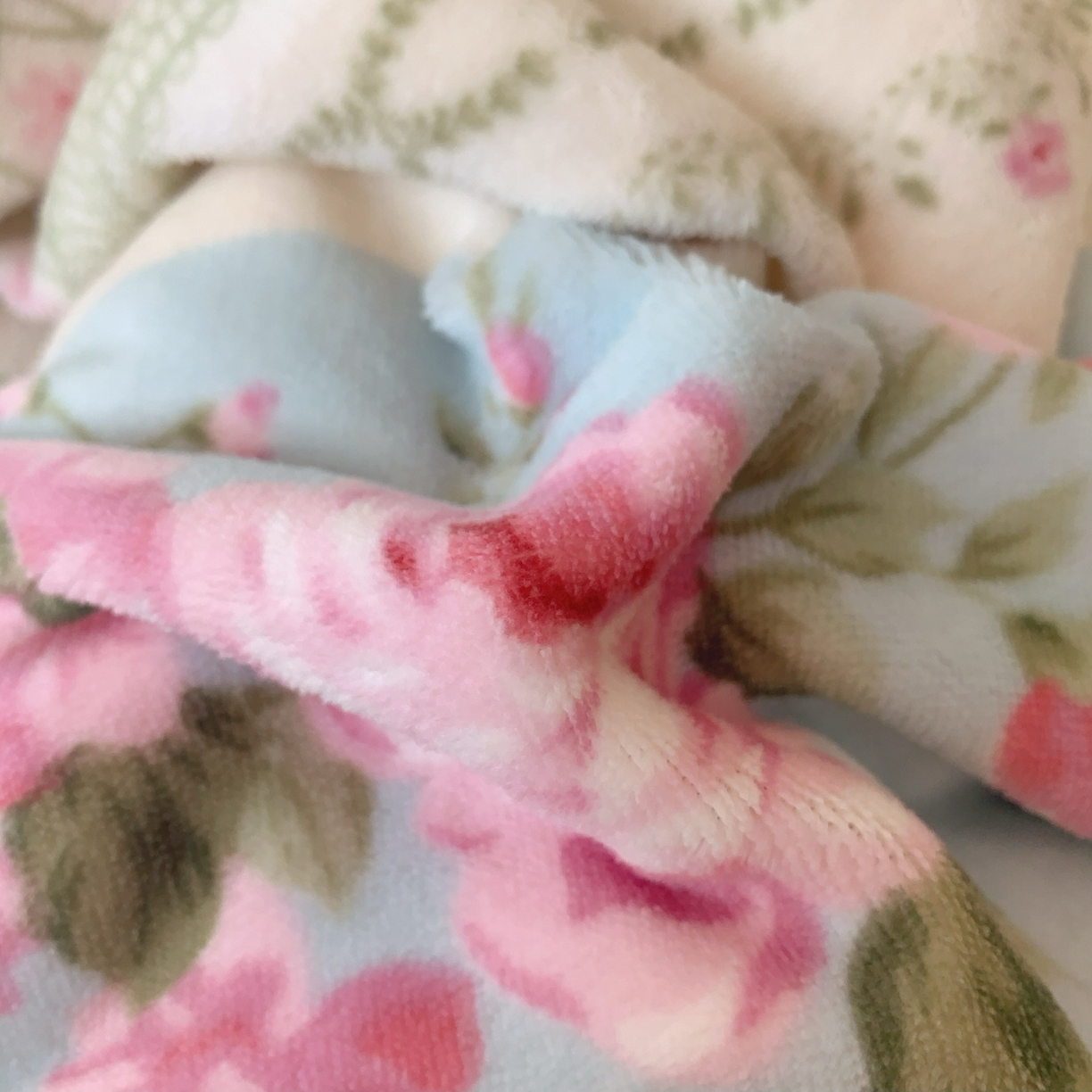 91家纺网 家纺一手货源 找家纺 奈萝家纺 2025新款加厚小清新印花牛奶绒三件套四件套 蓝色梦境