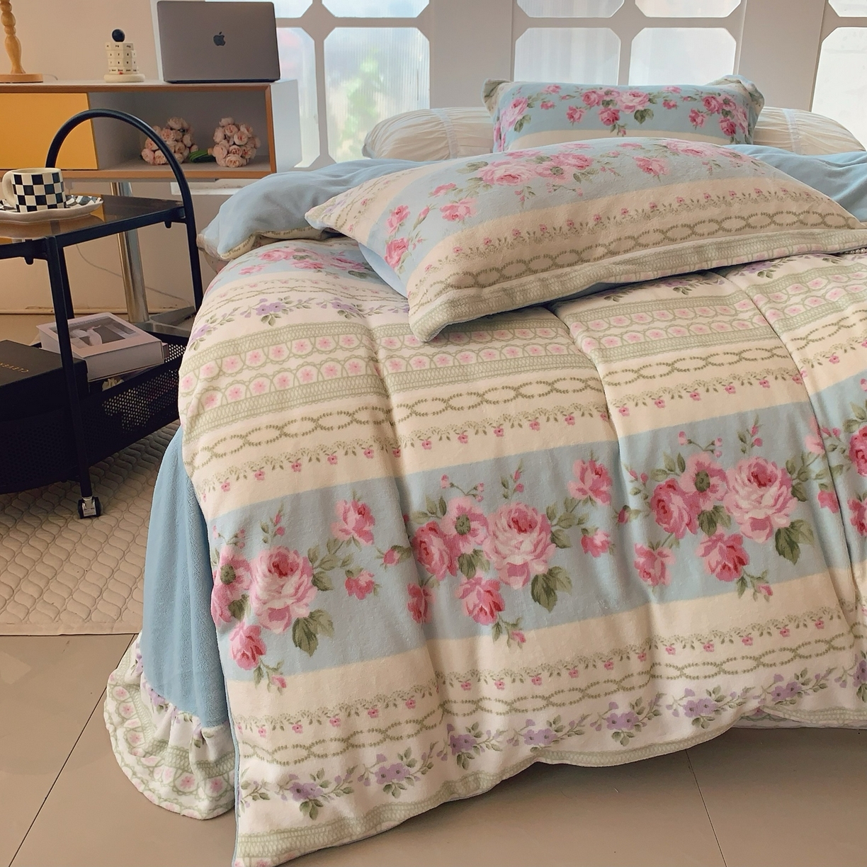 91家纺网 家纺一手货源 找家纺 奈萝家纺 2025新款加厚小清新印花牛奶绒三件套四件套 蓝色梦境