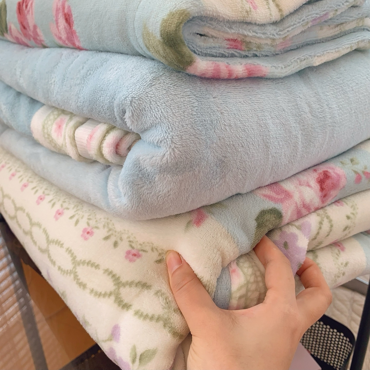 91家纺网 家纺一手货源 找家纺 奈萝家纺 2025新款加厚小清新印花牛奶绒三件套四件套 蓝色梦境