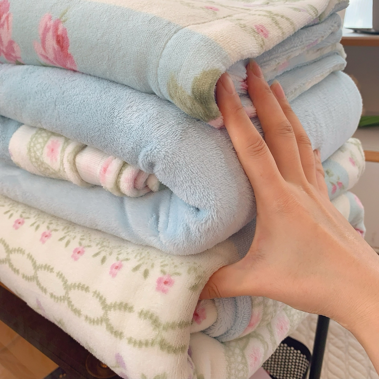 91家纺网 家纺一手货源 找家纺 奈萝家纺 2025新款加厚小清新印花牛奶绒三件套四件套 蓝色梦境