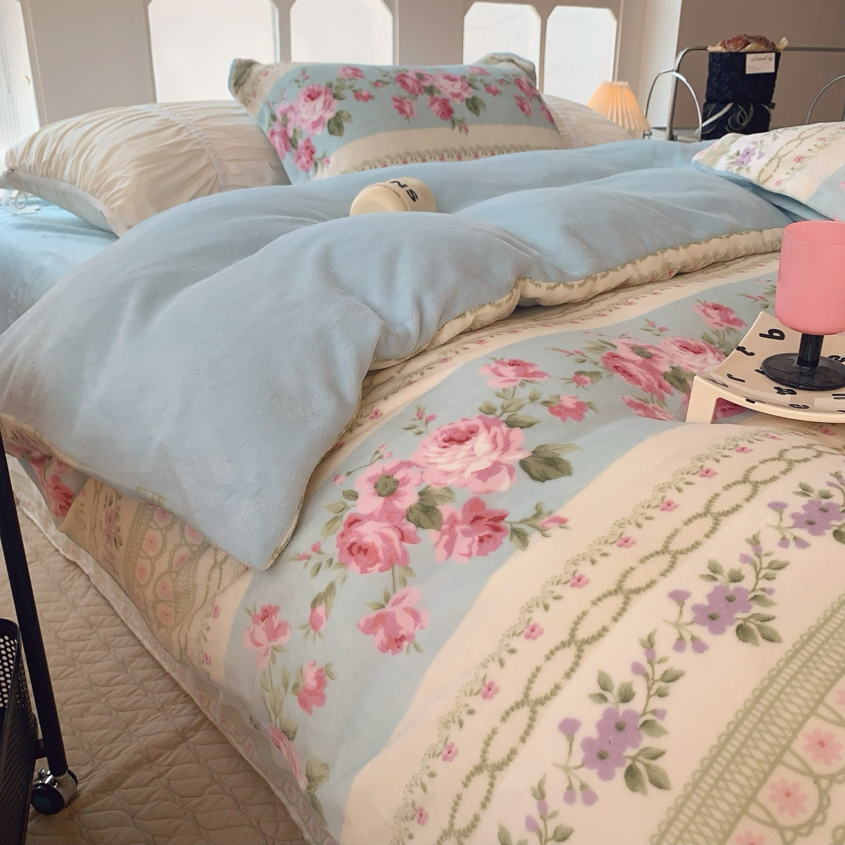 91家纺网 家纺一手货源 找家纺 奈萝家纺 2025新款加厚小清新印花牛奶绒三件套四件套 蓝色梦境