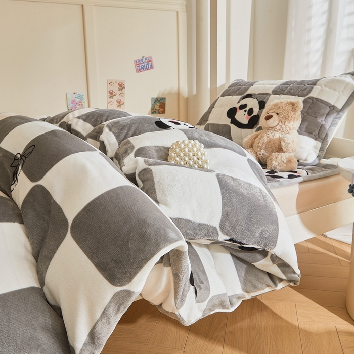 91家纺网 家纺一手货源 找家纺 雅萱家纺 2025新款牛奶绒学生床垫三件套 牛奶绒床垫三件套-棋盘熊