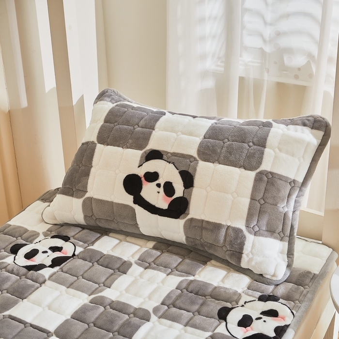 91家纺网 家纺一手货源 找家纺 雅萱家纺 2025新款牛奶绒学生床垫三件套 牛奶绒床垫三件套-棋盘熊