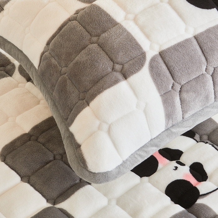 91家纺网 家纺一手货源 找家纺 雅萱家纺 2025新款牛奶绒学生床垫三件套 牛奶绒床垫三件套-棋盘熊
