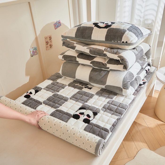 91家纺网 家纺一手货源 找家纺 雅萱家纺 2025新款牛奶绒学生床垫三件套 牛奶绒床垫三件套-棋盘熊