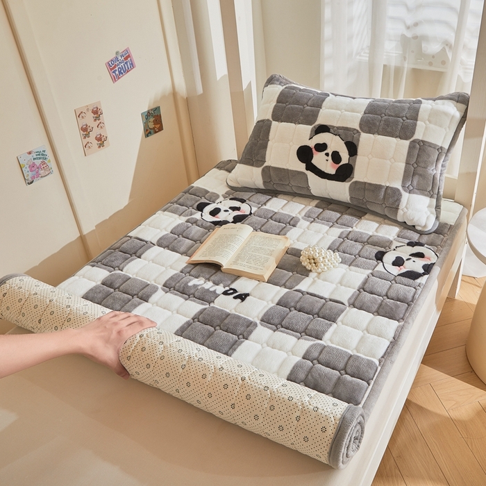91家纺网 家纺一手货源 找家纺 雅萱家纺 2025新款牛奶绒学生床垫三件套 牛奶绒床垫三件套-棋盘熊