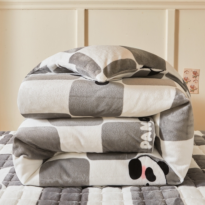 91家纺网 家纺一手货源 找家纺 雅萱家纺 2025新款牛奶绒学生床垫三件套 牛奶绒床垫三件套-棋盘熊