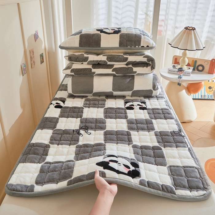 91家纺网 家纺一手货源 找家纺 雅萱家纺 2025新款牛奶绒学生床垫三件套 牛奶绒床垫三件套-棋盘熊